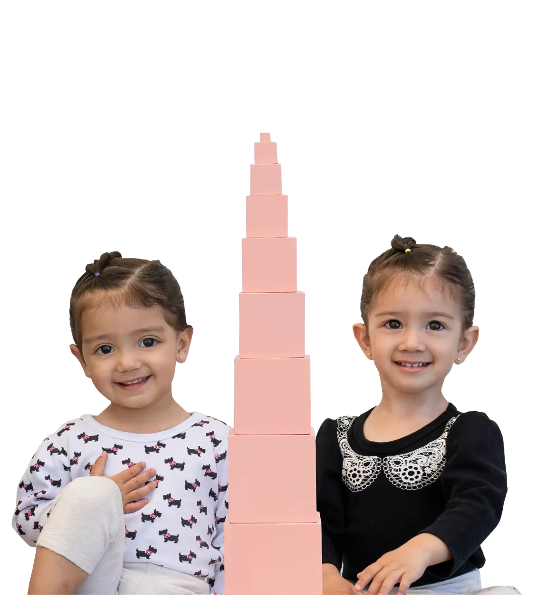 Niñas trabajando con la torre rosa Montessori